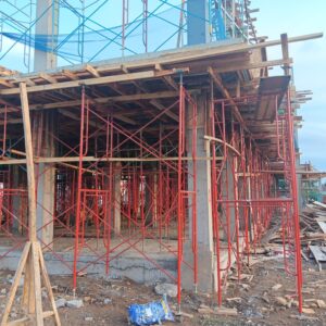 Scaffolding baja tersusun rapi di area proyek, disediakan oleh penyedia jual scaffolding Sidoarjo dengan layanan jual scaffolding terdekat untuk memudahkan kebutuhan pembangunan gedung.
