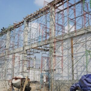 Rangkaian scaffolding kokoh yang dipasang di lokasi proyek bangunan, tersedia dari penyedia jual scaffolding Sidoarjo dengan layanan jual scaffolding terdekat untuk mempermudah kebutuhan konstruksi.