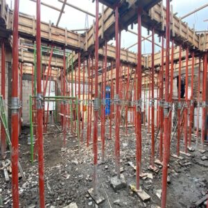 Proses pembangunan gedung menggunakan rangka scaffolding kuat dari penyedia jual scaffolding terdekat di Sidoarjo dan Surabaya, mendukung keamanan dan efisiensi proyek konstruksi.